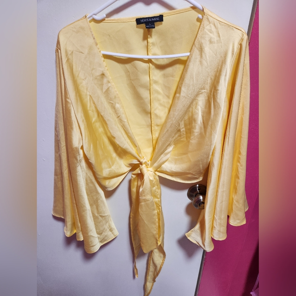 New without tags, yellow tie waist crop top